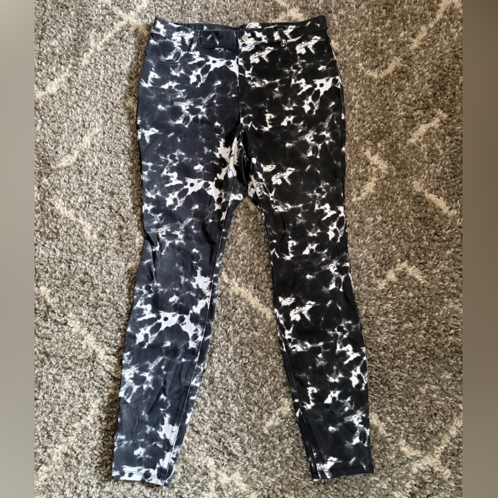 Time and Tru Black and White Tie-Dye Leggings